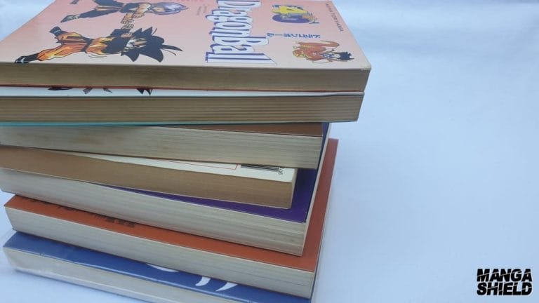 Pile de manga jaunit par le temps