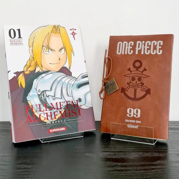 Presentoir manga posé sur une mangatheque expose le manga One Piece