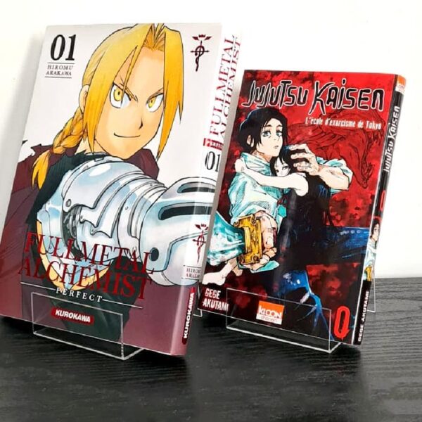 Presentoir manga exposant le livre Fullmetal Alchemist
